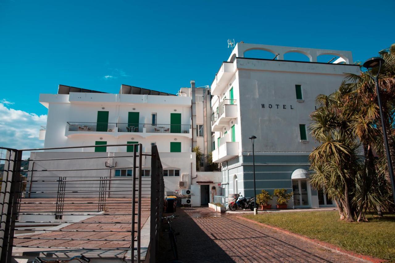 Hotel Ligure Споторно Екстериор снимка