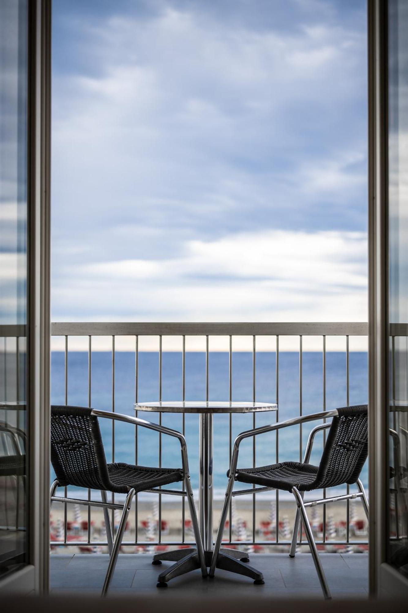 Hotel Ligure Споторно Екстериор снимка