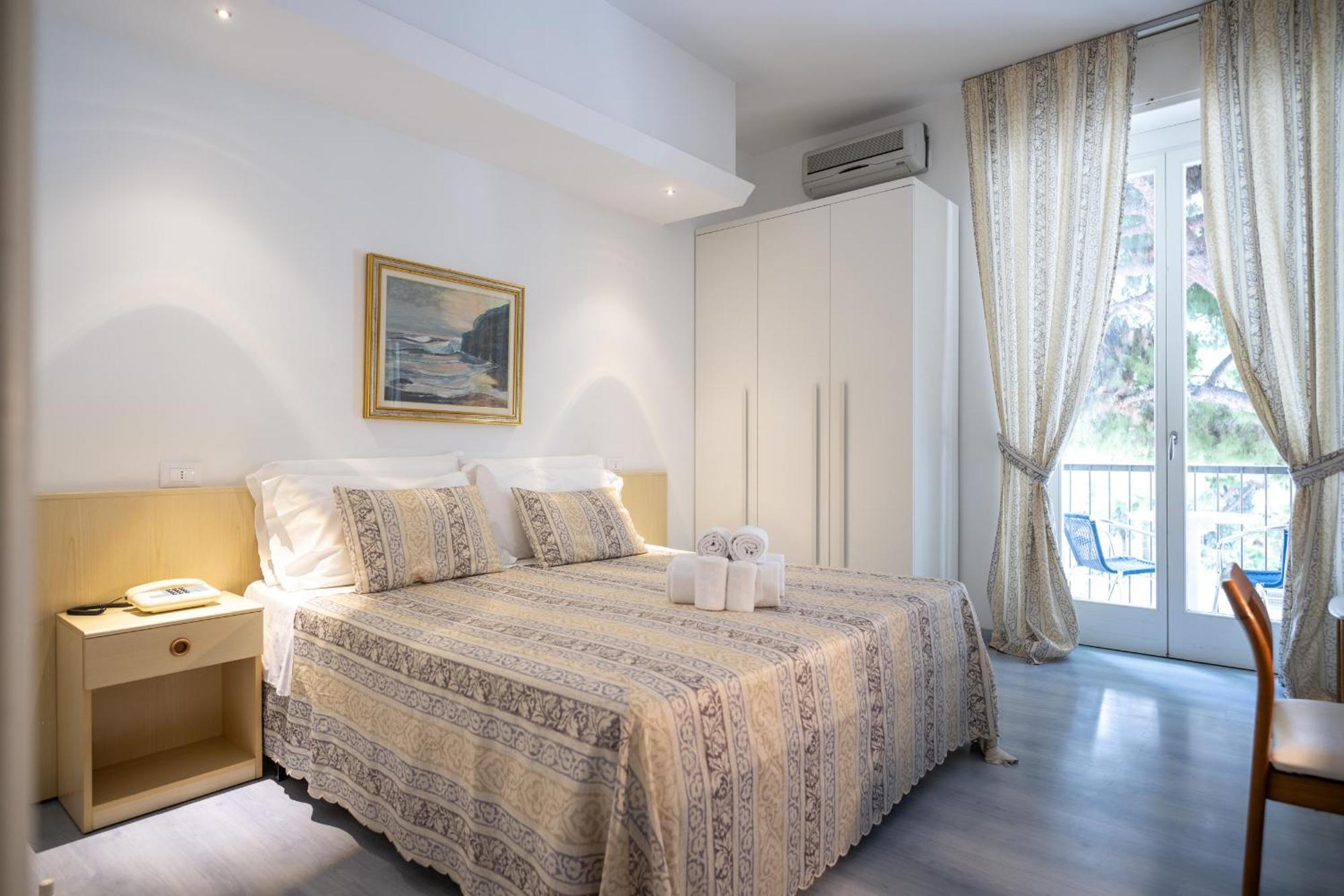 Hotel Ligure Споторно Екстериор снимка