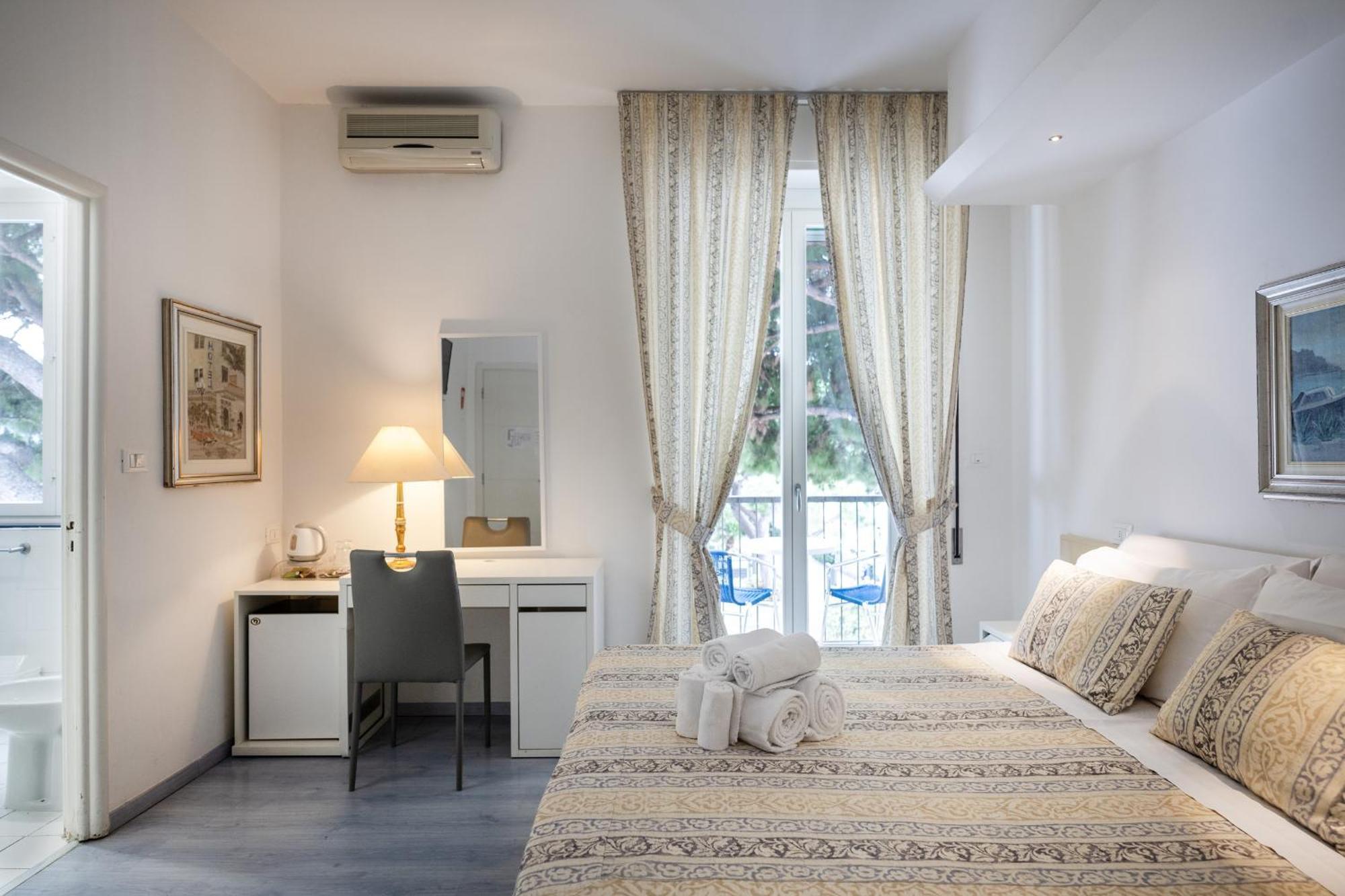 Hotel Ligure Споторно Екстериор снимка