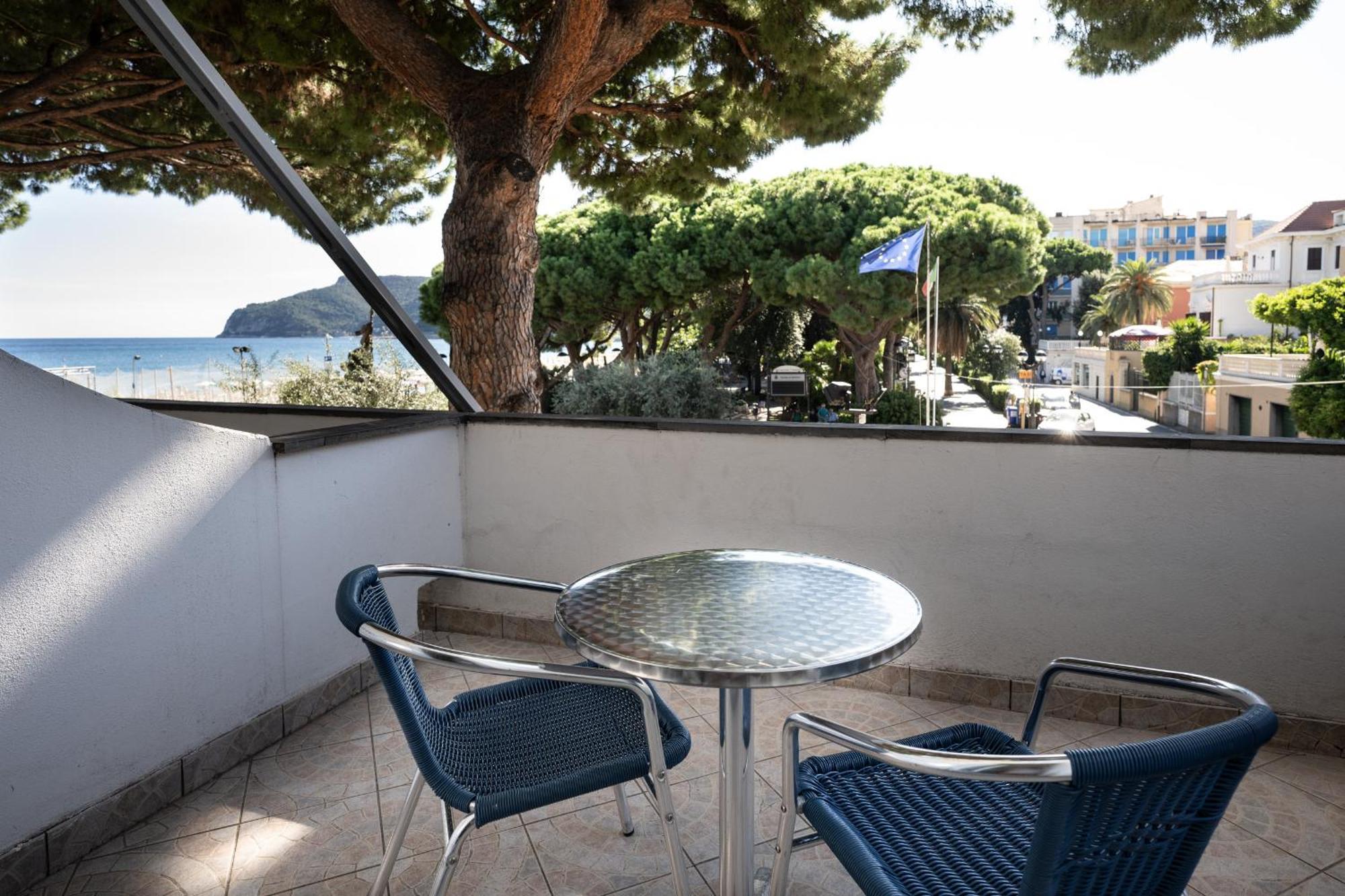 Hotel Ligure Споторно Екстериор снимка