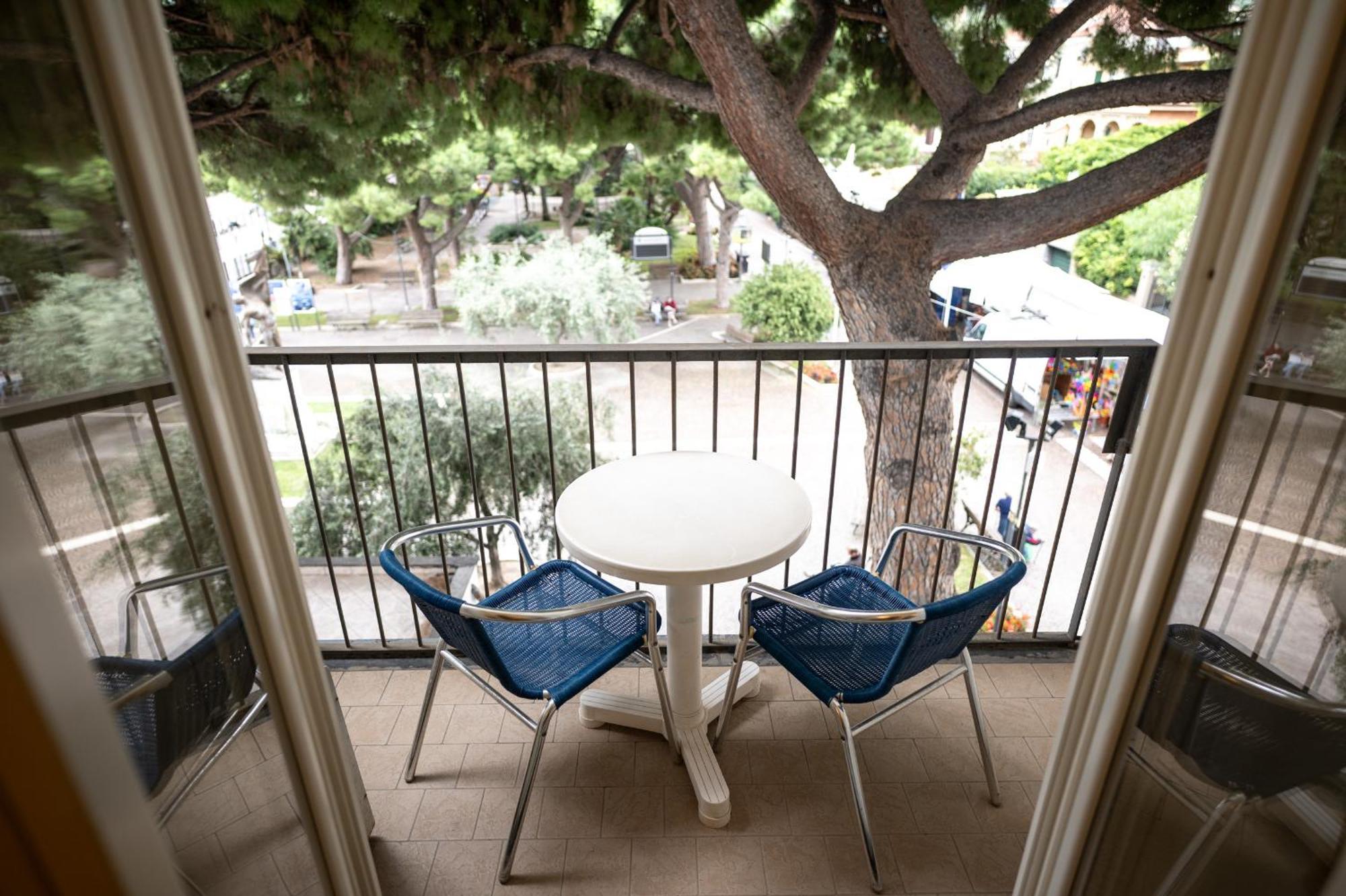 Hotel Ligure Споторно Екстериор снимка